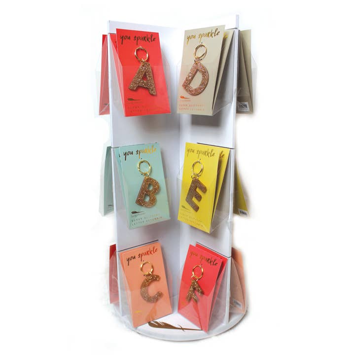Lucky Feather – Großhandel Schlüsselanhänger – Damen – Glitzer-Buchstaben-Schlüsselanhänger mit Spinner-Anzeige