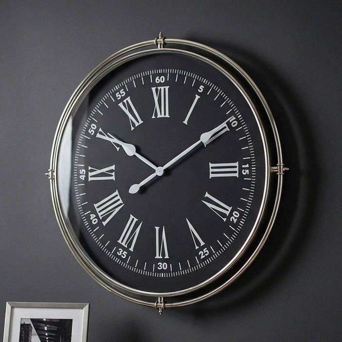 Reloj de pared números romanos redondo, negro-plata, marco de metal de alta calidad, A.88 cm para venta al por mayor de Antikas
