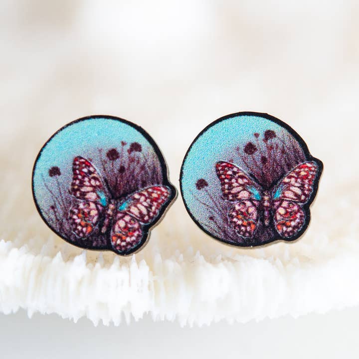 Boucles d'oreilles Dusty Evening Butterfly Meadow, clous en bois pour la vente par The Slug And Kraken