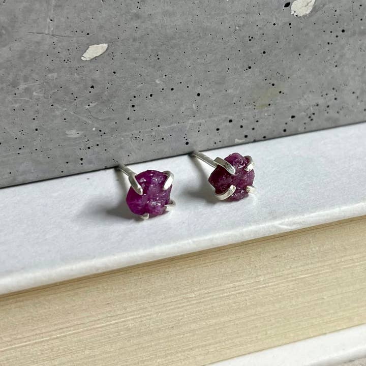 Mineralstifter | Rubin for engroshandel hos Naked Sage