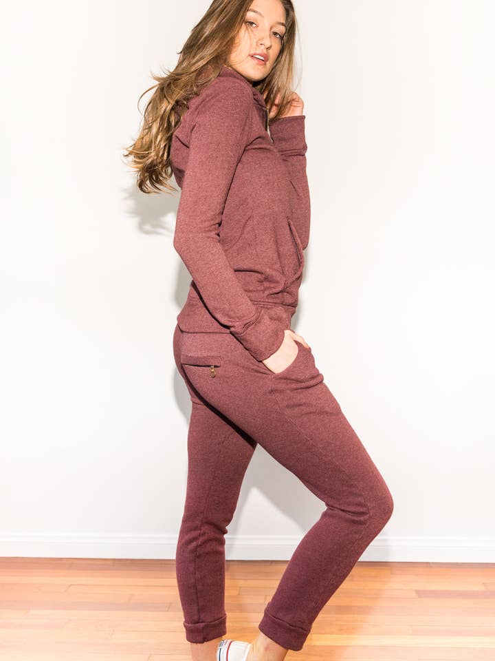 JOGGING À FERMETURE ÉCLAIR ARRIÈRE POUR FEMMES - BORDEAUX pour la vente par Mika Jaymes