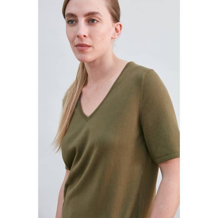 T-shirt de malha feminina em algodão ultrafino com decote em V por atacado de Paul James Knitwear