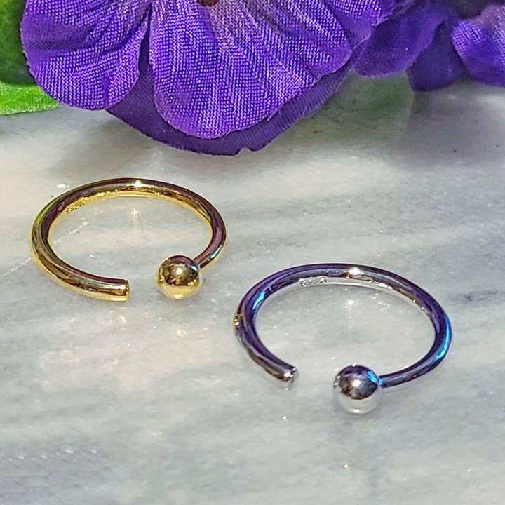 Bague à cercle unique Chailyn - Réglable pour la vente par Alora Boutique Inc.