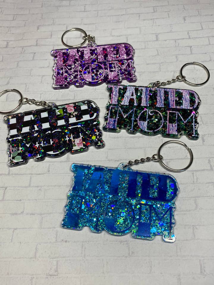 Porta-chaves Mãe Tatuagem, Presente para Mãe Com Tatuagens, Porta-chaves Mãe Celestial, Blue Glitter, Porta-chaves Mãe com tatuagens, Porta-chaves Mãe Tatuada por atacado de Chasin’ Self Care