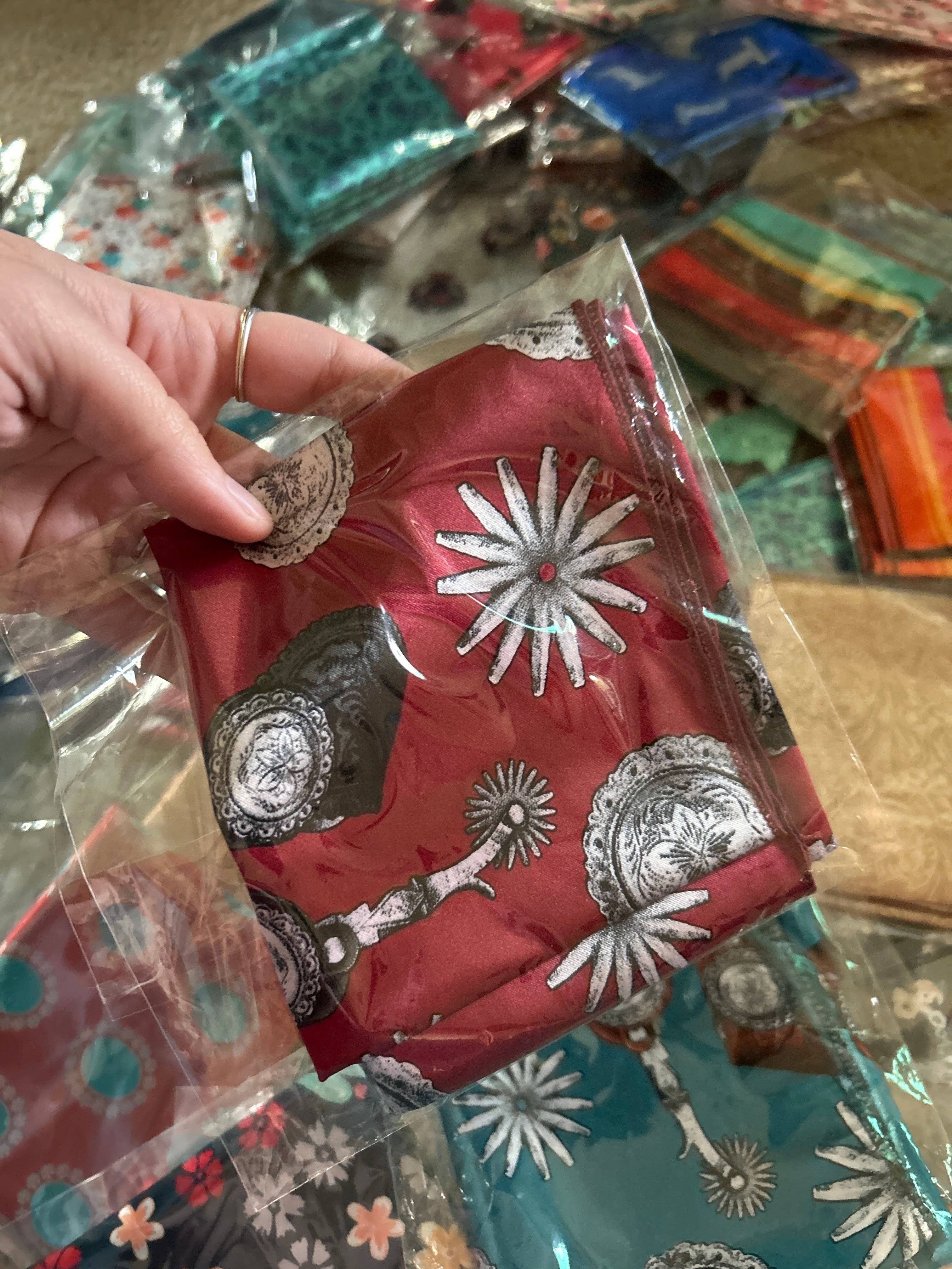 Wranglin' Daisies LLC - Wholesale Sjaal - Dames - Spurs Mini Wildrags0