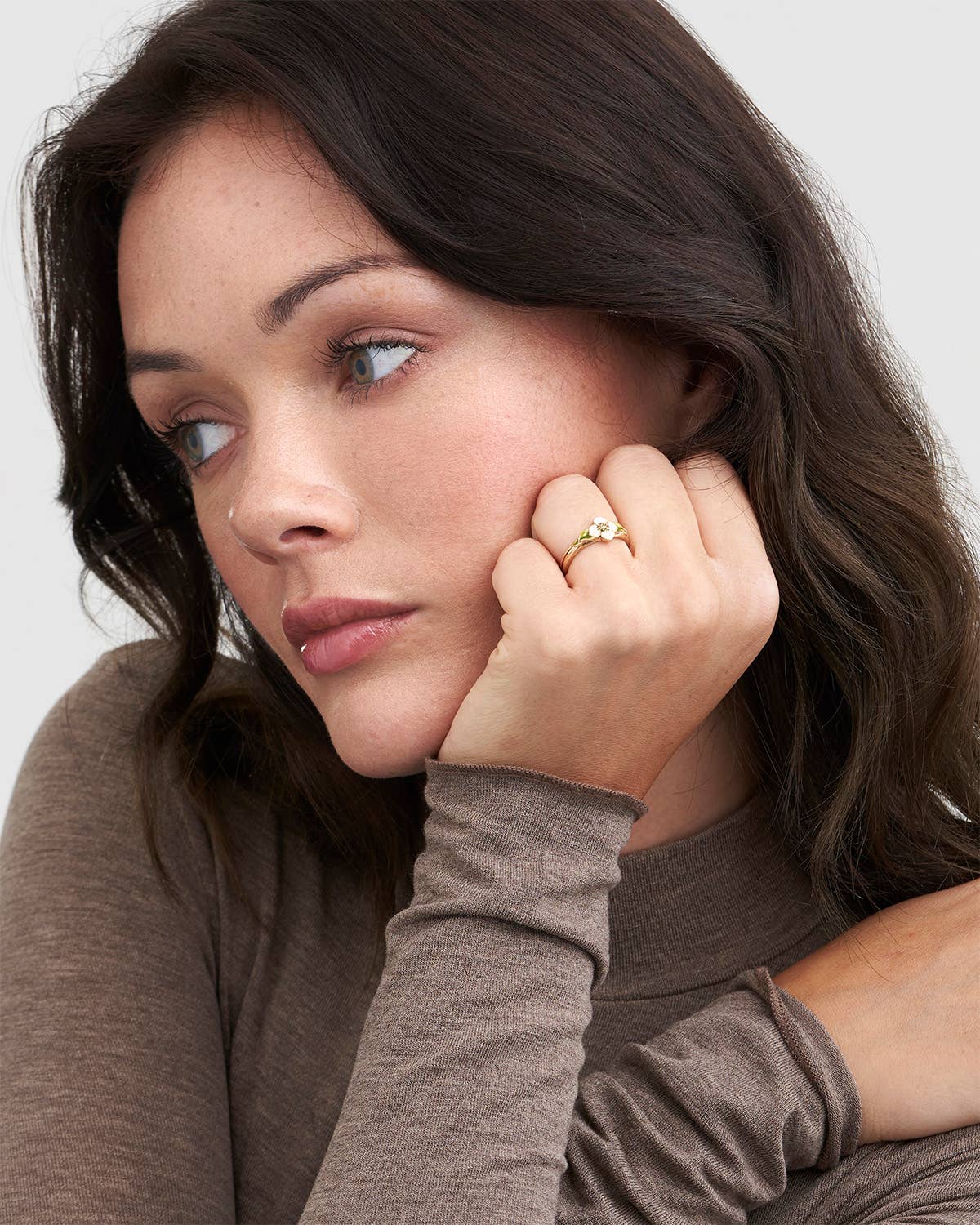 Fable England – wholesale Band/Stackad Ring – Poppy Anemone Guld Ring1