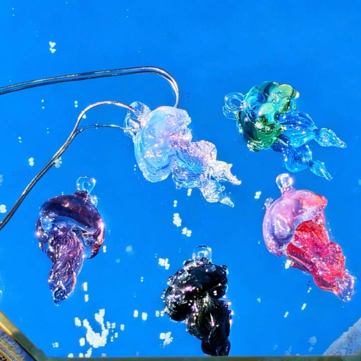 Collier Méduse : Bijoux en Verre Fait Main pour la vente par RISATO