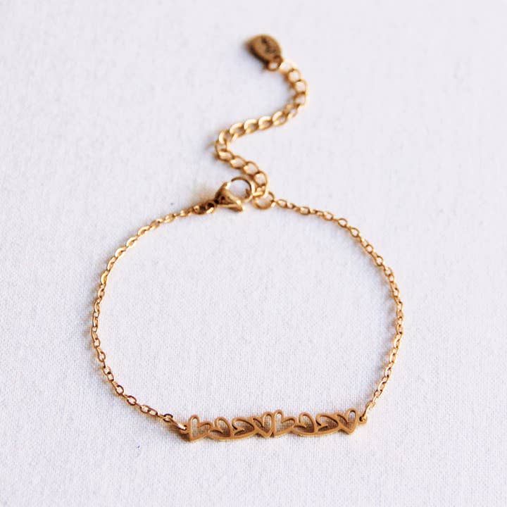 Bracelet délicat avec mini cœurs pour la vente par Bazou