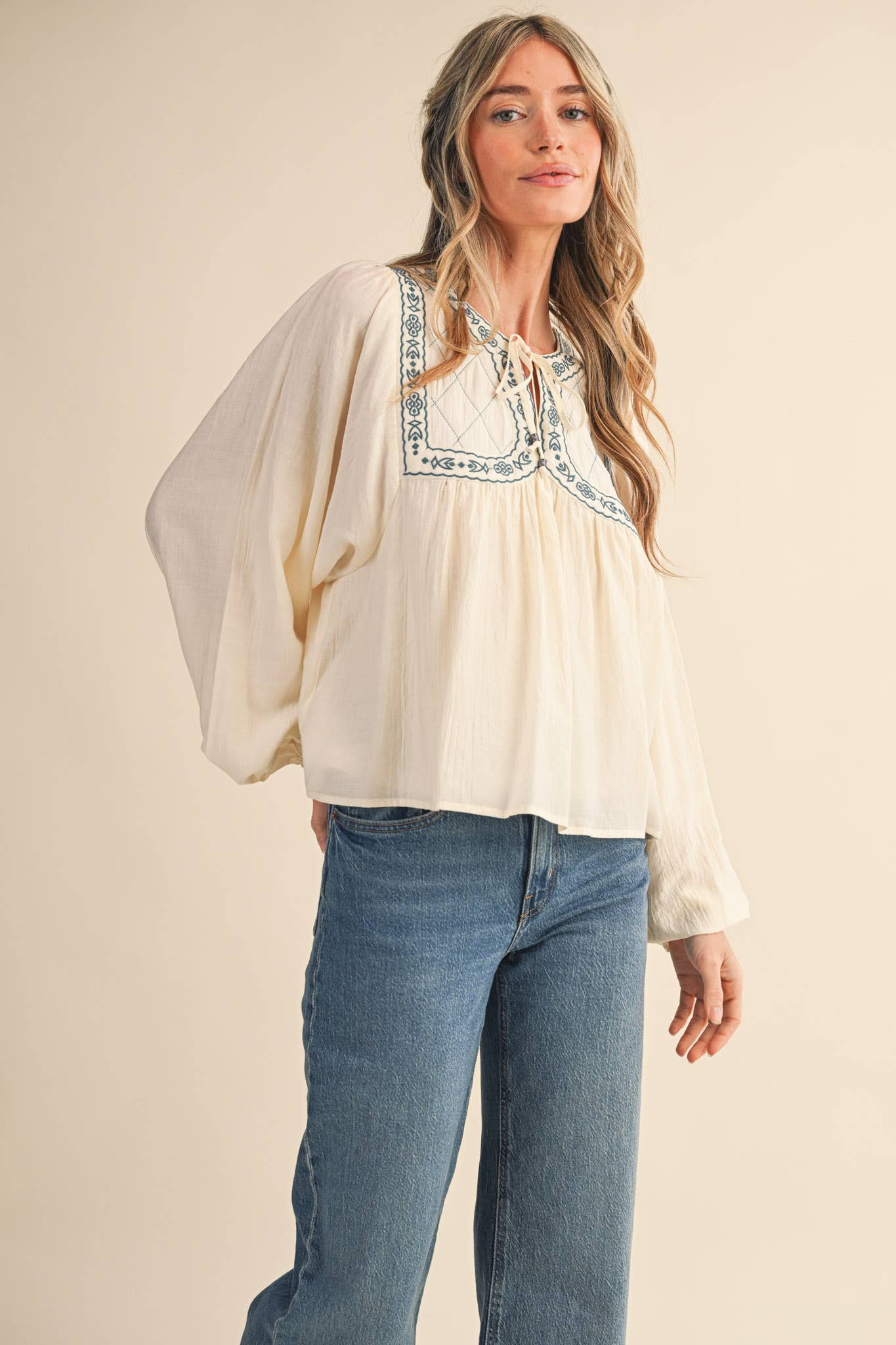 &MERCI - Vendita all'ingrosso Camicetta - Donna - Blusa con maniche a palloncino e rifiniture ricamate MTP422319