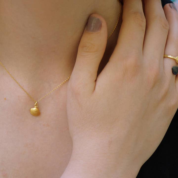 Collier Coquillage en Argent Sterling Plaqué Or pour la vente par Mother Nature Jewelry