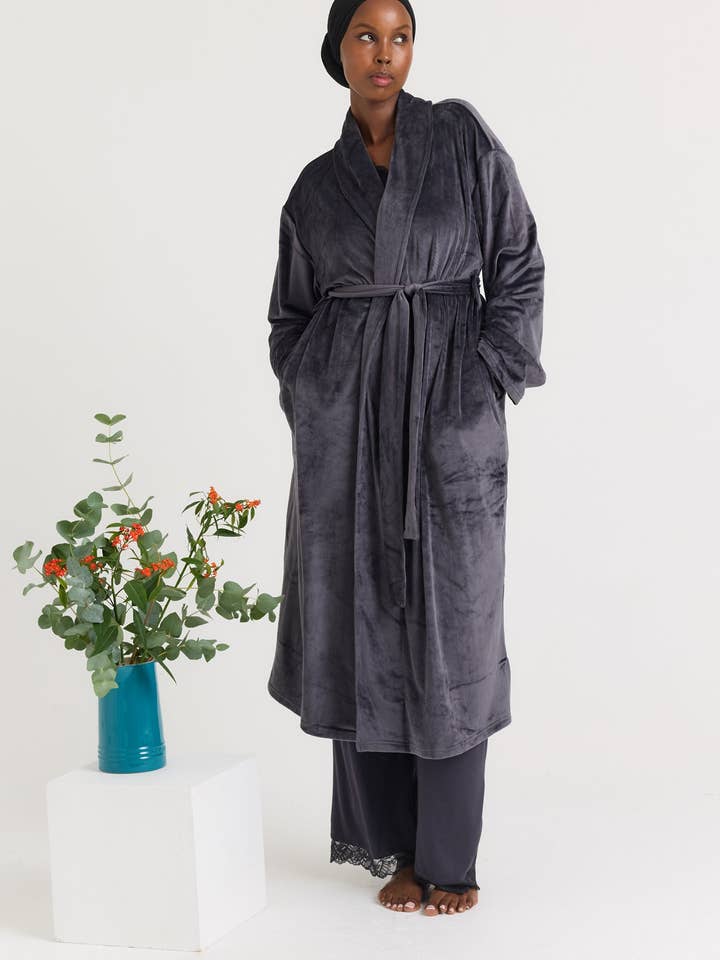 Peignoir long en velours couleur corbeau pour la vente par Pretty You London