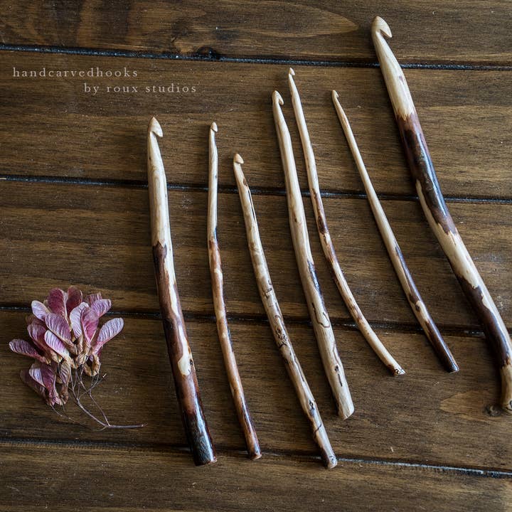 Crochet artisanal rustique sculpté à la main pour la vente par Roux Studios