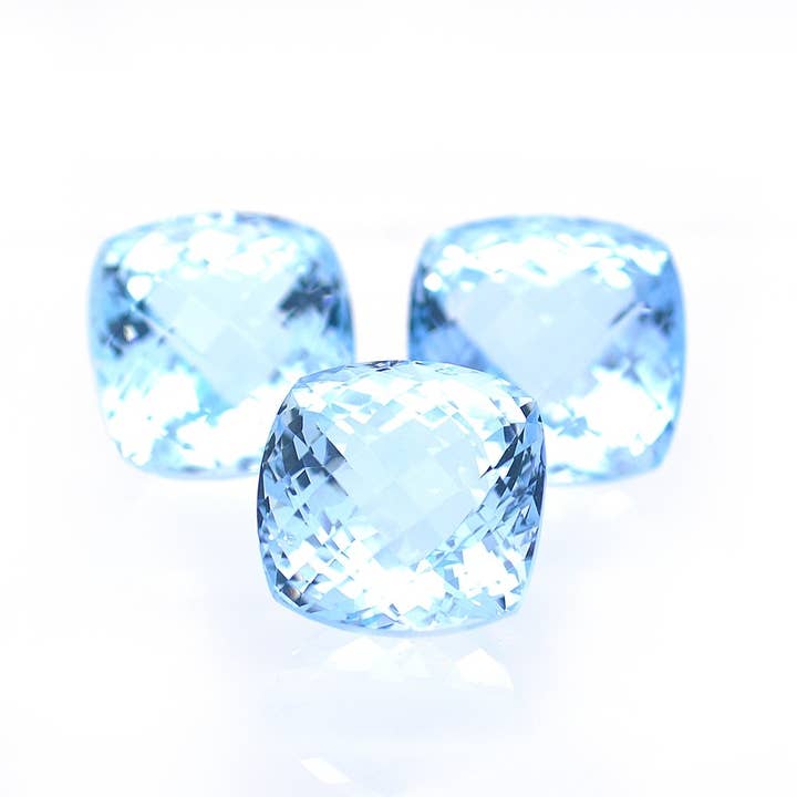 Topazio blu tagliato a cuscino 74.82 ct con set a scacchiera per la vendita all'ingrosso da parte di Naturjoya