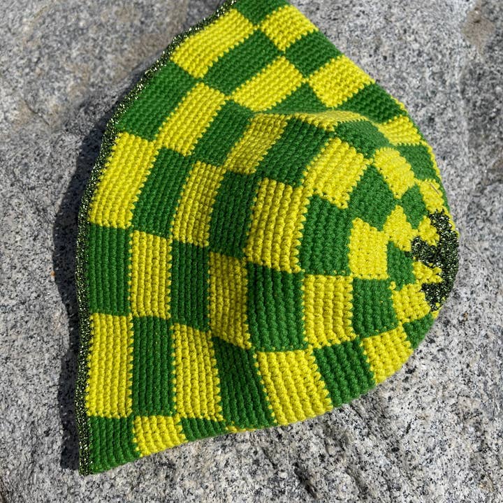 CHAPEAU seau à carreaux jaune fluo et vert crocheté à la main pour la vente par BOUGAINVILLEAS SANDALS