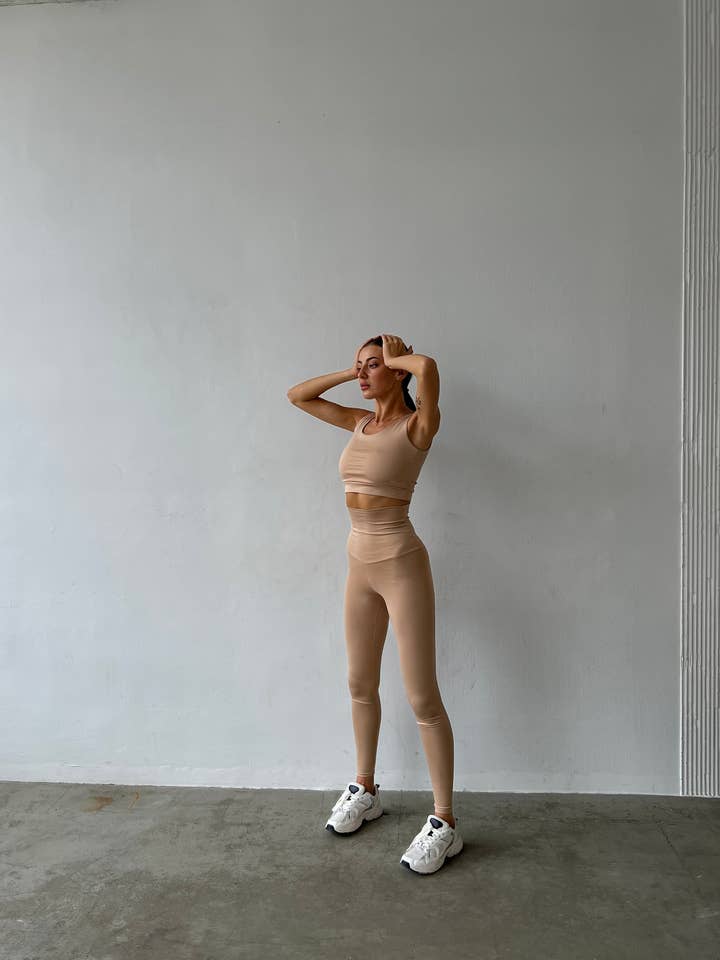 Top court sans manches beige, T-shirt sans manches pour femme, Off Sh pour la vente par Bezbrendu