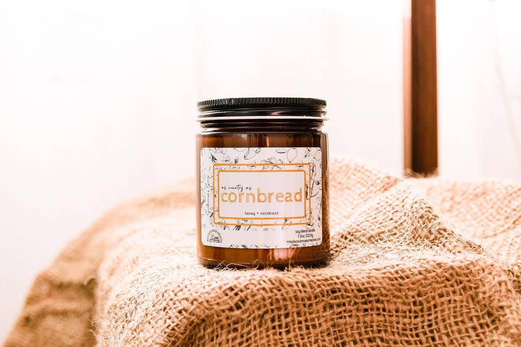 Misplaced Muse Creative - Vente Bougie en bocal - Bougie de soja As Country As Cornbread (parfum de pain de maïs au miel)