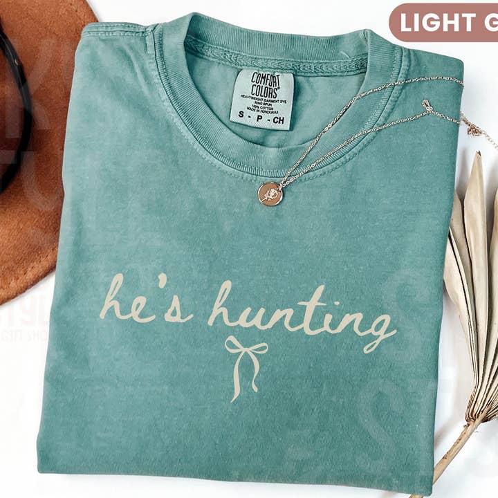 Hij jaagt op shirt, vrouw jaagt op vrouw sweatshirt voor wholesale door NVC Ecommerce LLC