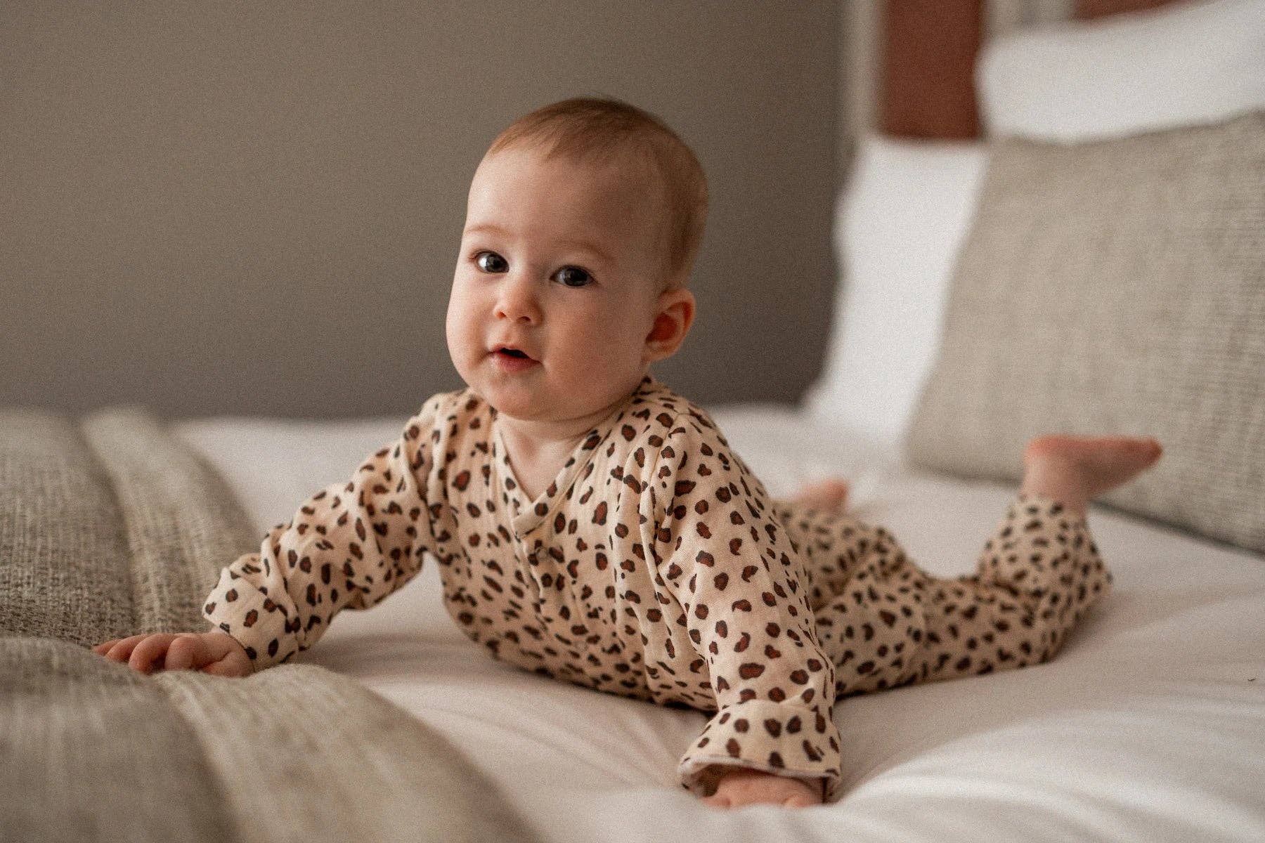 Leopard ecru Baby jumpsuit 100% organic cotton gauze Graou for wholesale on Faire3