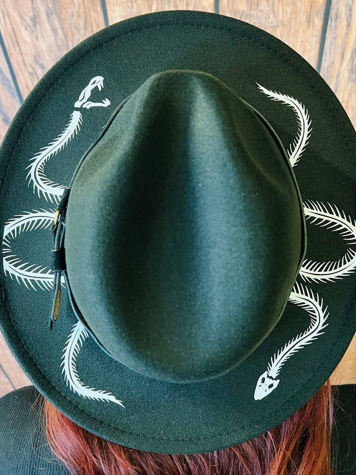 Sombrero vegano de ala ancha de fieltro - Snake Skeleton para venta al por mayor de Witchwood Bags