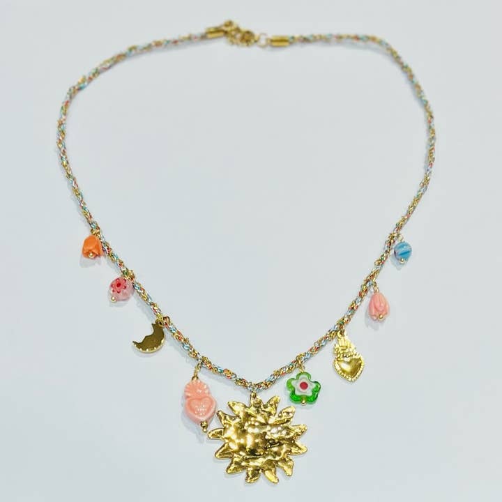 Colar de aço inox com cordão torcido colorido e pingente de sol com miçangas por atacado de Bijoux 7bis