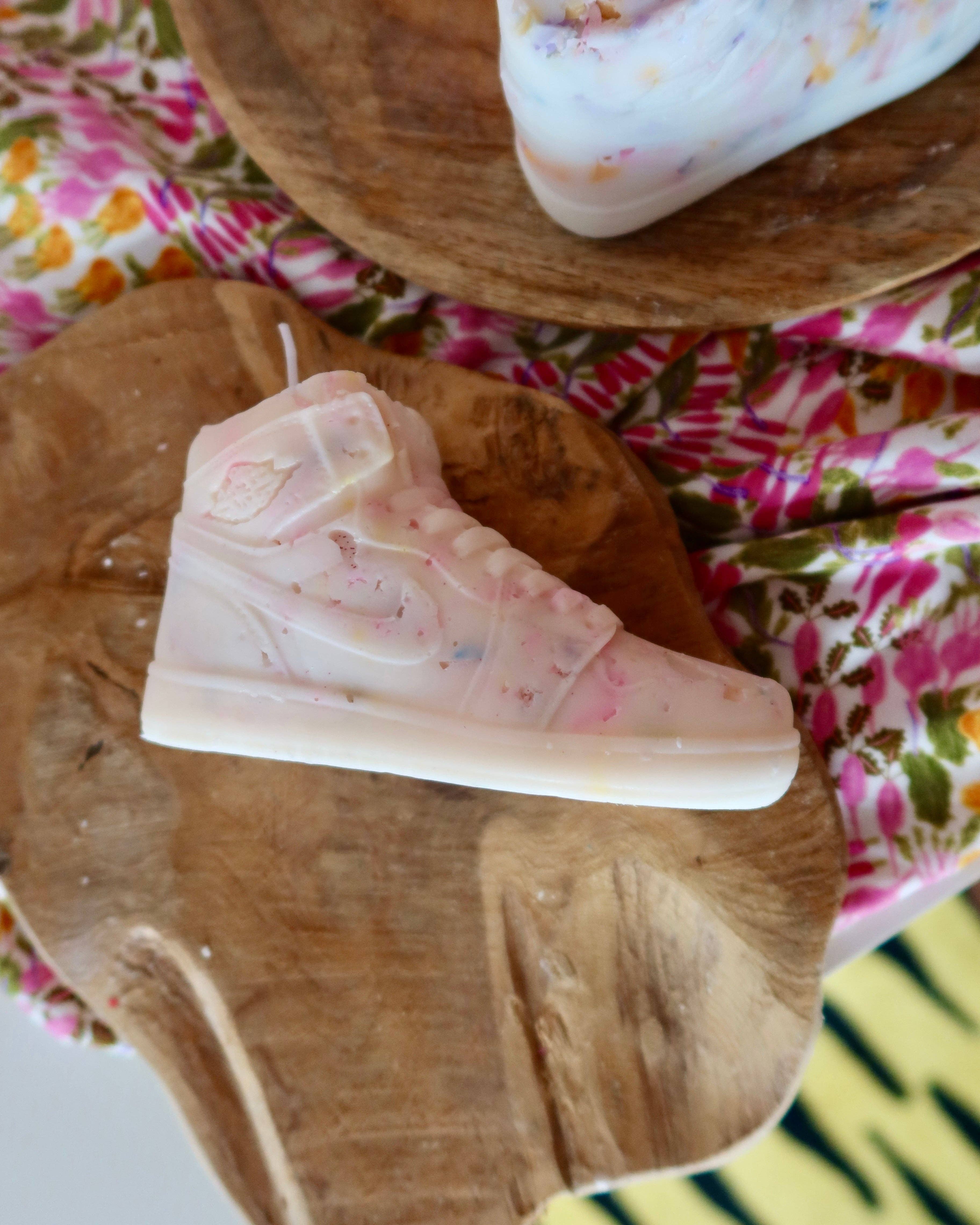 Meet me at the corner - Vendita all'ingrosso Candele regalo - Candela a forma di sneaker effetto terrazzo multicolore2