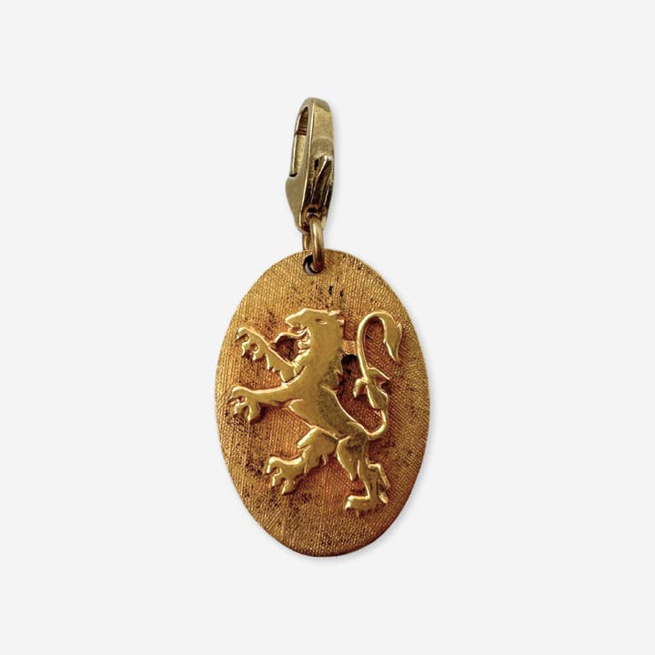 Pendentif ovale vintage en ton or avec lion héraldique pour la vente par Lulu’s Petals