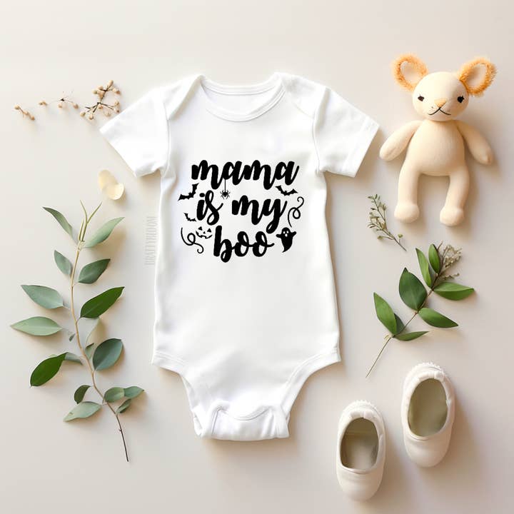 brattybloom – wholesale Overall - Baby – Mama Is My Boo Bodysuit | Halloween | Babykläder