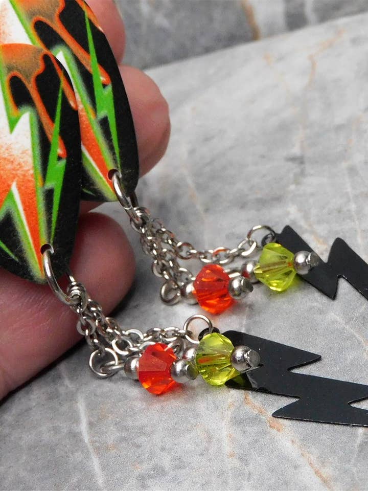 Orecchini a forma di plettro per chitarra con fulmine arancione e verde per la vendita all'ingrosso da parte di Simply Raevyn