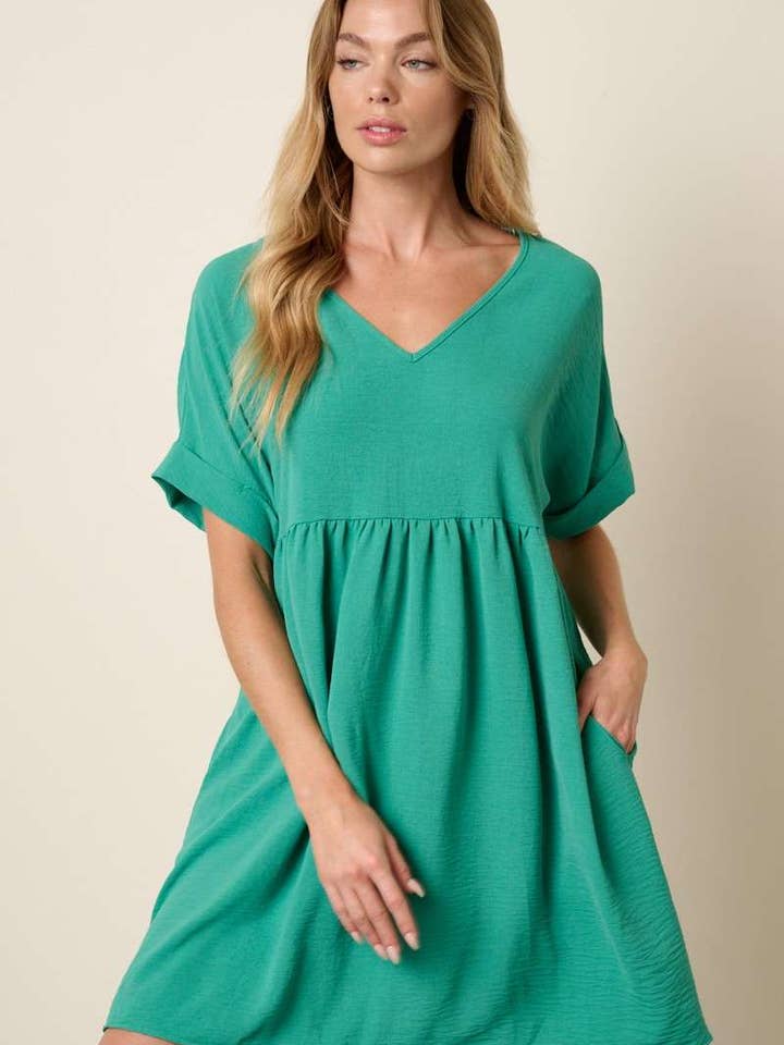 Robe courte Airflow à manches courtes et col en V pour la vente par mittoshop