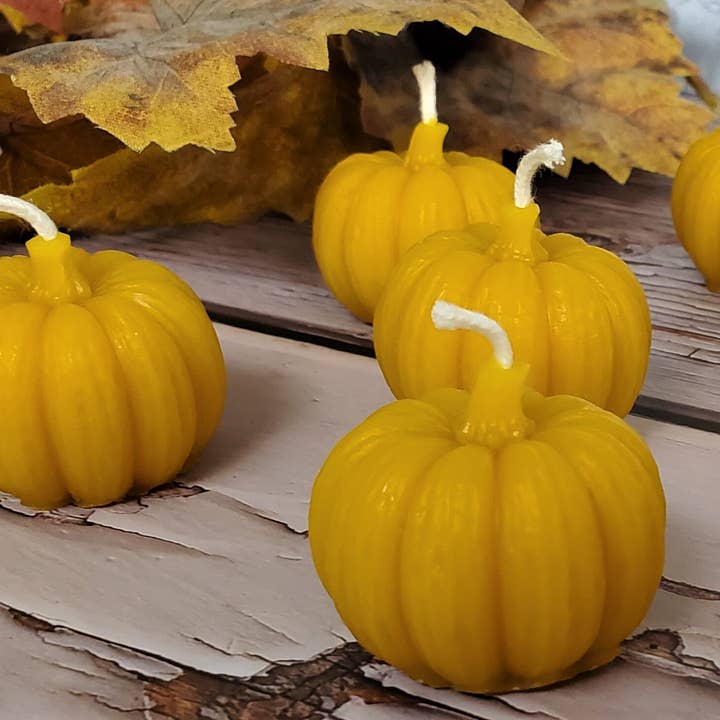 Petites bougies votives à la citrouille et à la cire d'abeille pour la vente par Happy Honey Bee Co.