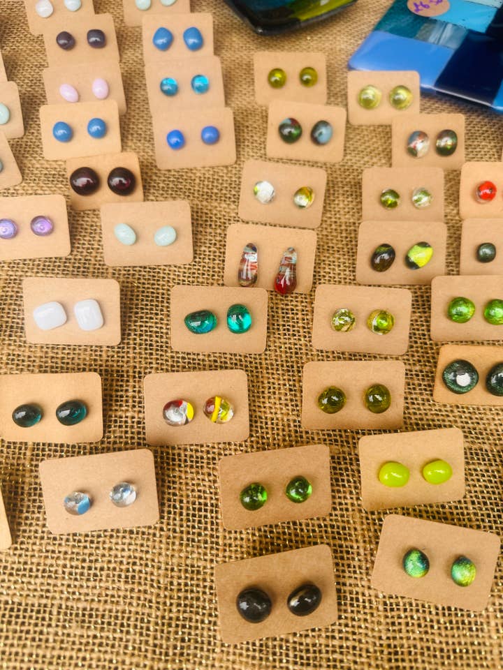 Caja mediana de pendientes de vidrio fusionado de misterio (15 pares) para venta al por mayor de Ally Glass Studio