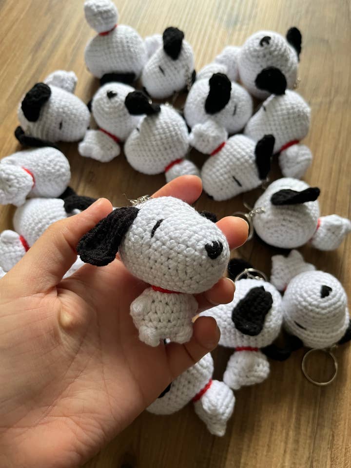 Handmade White Beagle Dog Crochet Keychain Charm for wholesale by KLABELGIFT