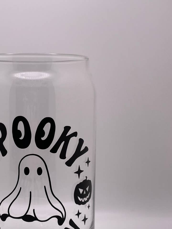 Gobelet en verre Spooky Season with Ghost pour Halloween (noir) pour la vente par Jeanne Mari & Co