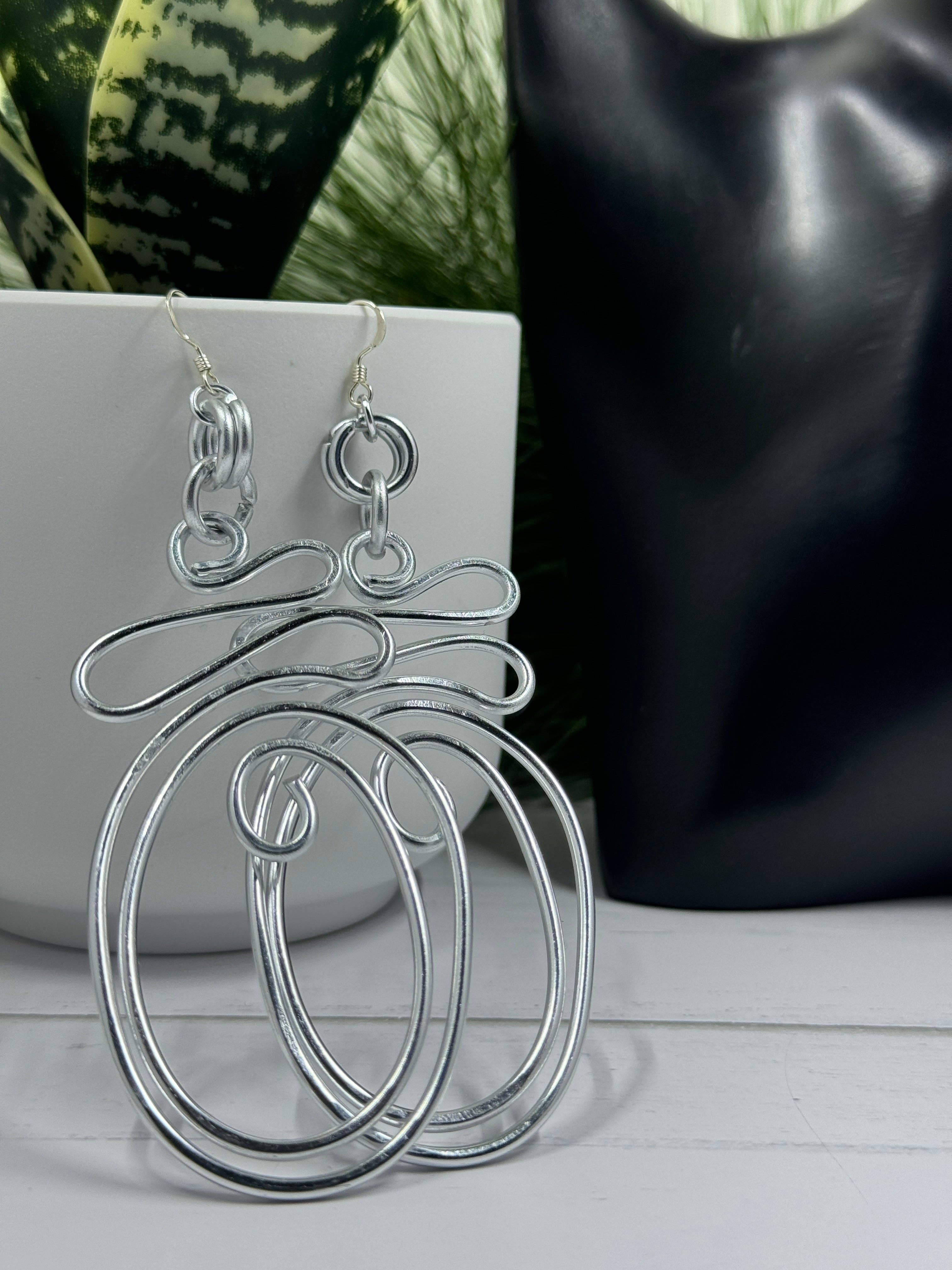 Jewelry With Me - Vente Boucles d'oreilles pendantes - Boucles d'oreilles abstraites en fil d'aluminium argenté avec crochet en argent sterling2