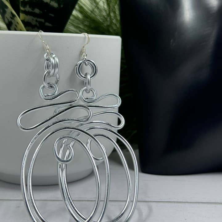 Jewelry With Me - Vente Boucles d'oreilles pendantes - Boucles d'oreilles abstraites en fil d'aluminium argenté avec crochet en argent sterling2