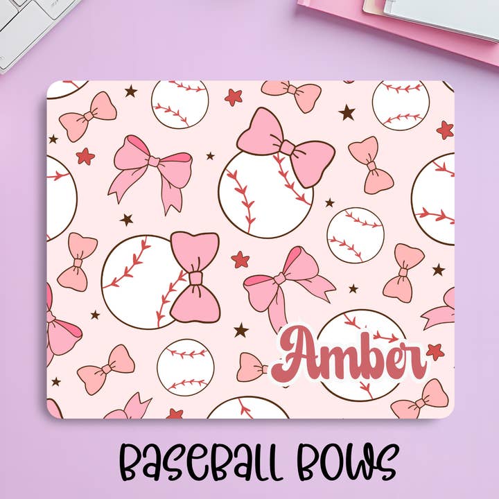 Tapis de souris coquette de baseball rose personnalisé – Nom personnalisé Tapis de bureau esthétique sport preppy pour la vente par Creekside Design Company