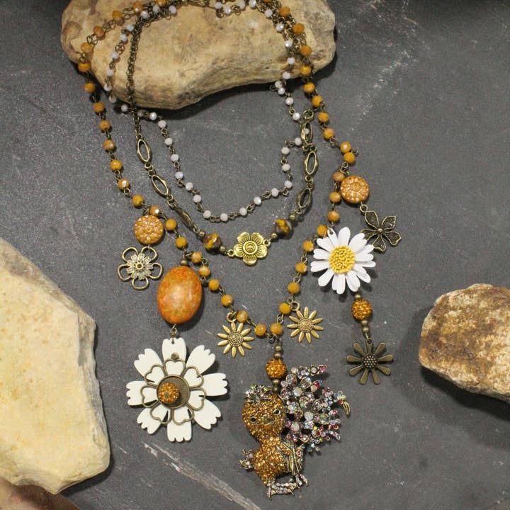 Collier Charme Poussin Joyeux pour la vente par The Primitive Peddler, Inc.