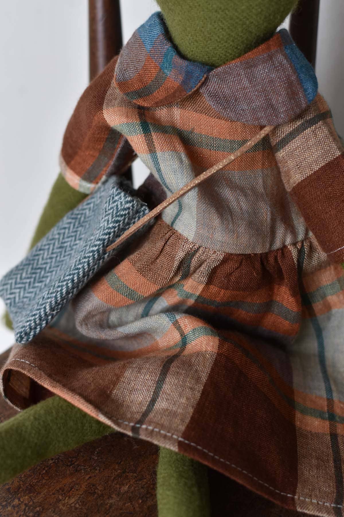 Woolgrass Farm - Vente Poupée – enfant - Poupée Fern la Grenouille - Robe à Carreaux - Poupée en Laine Faite à la Main2
