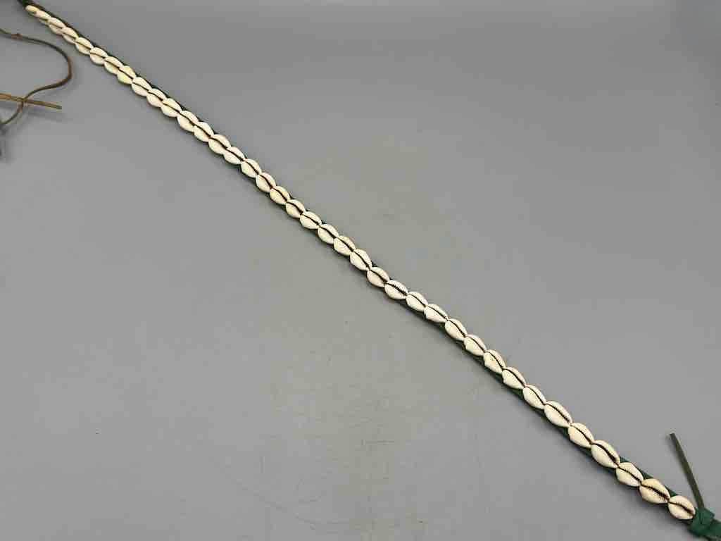 The Niger Bend – Großhandel Gürtel – Damen – Schmaler afrikanischer Krawattenverschluss aus echtem Kaurimuschelleder17