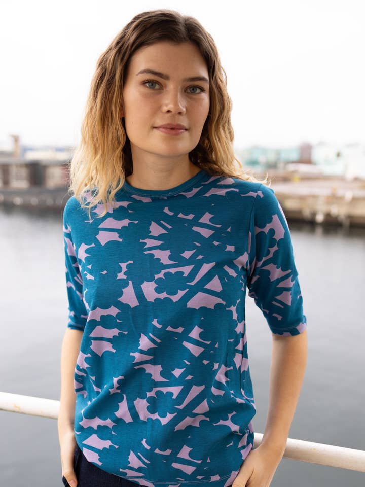 Danepixi T-shirt em modal Azul Quente/Lilás Claro BRAMBLE por atacado de Danefae København