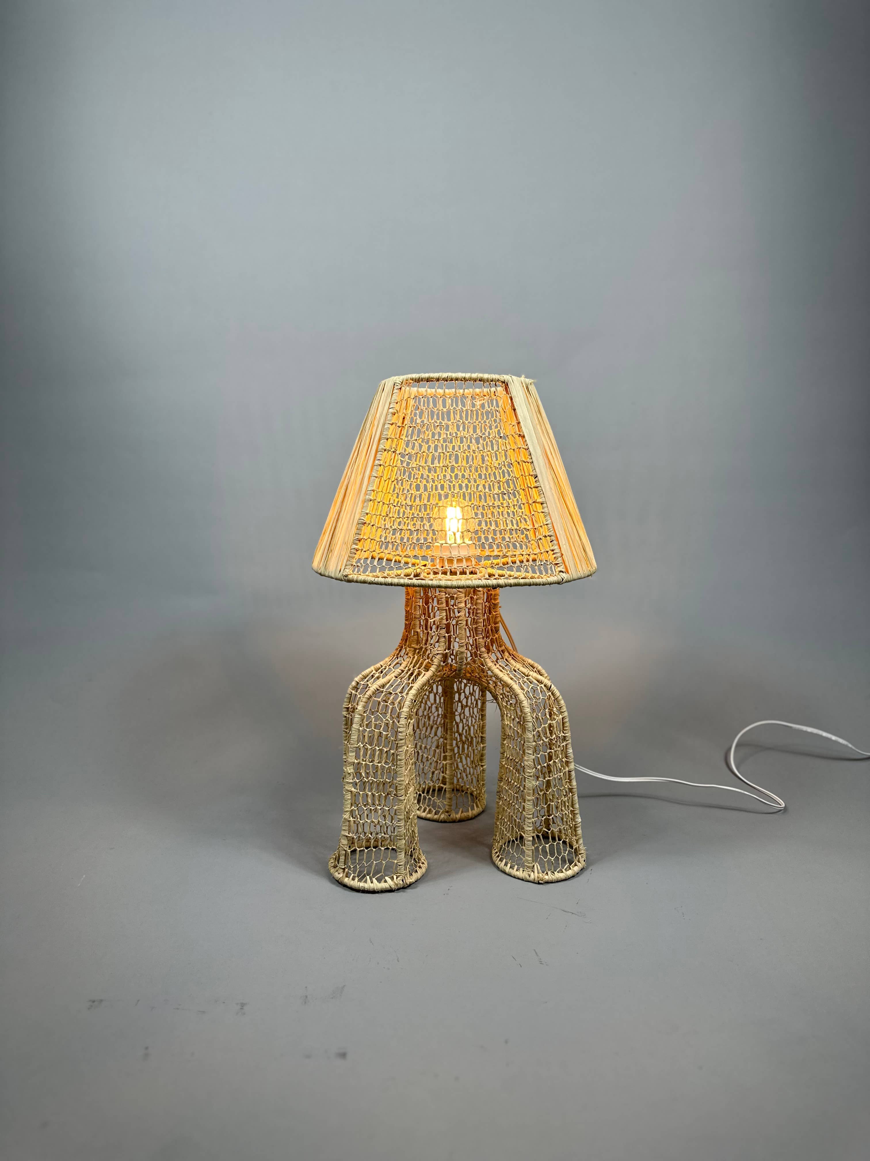 Mikwi – Engroshandel Skrivebordslampe – Naturlig raffia bordlampe, håndflettet lampeskærm0