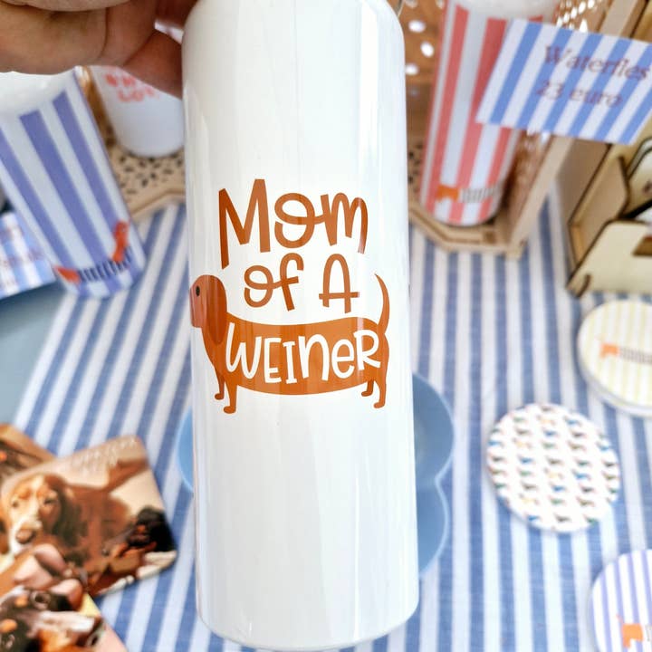 Mom of a Weiner - Drinkfles 500ml voor Teckelliefhebbers voor wholesale door Teckels Tales Travels