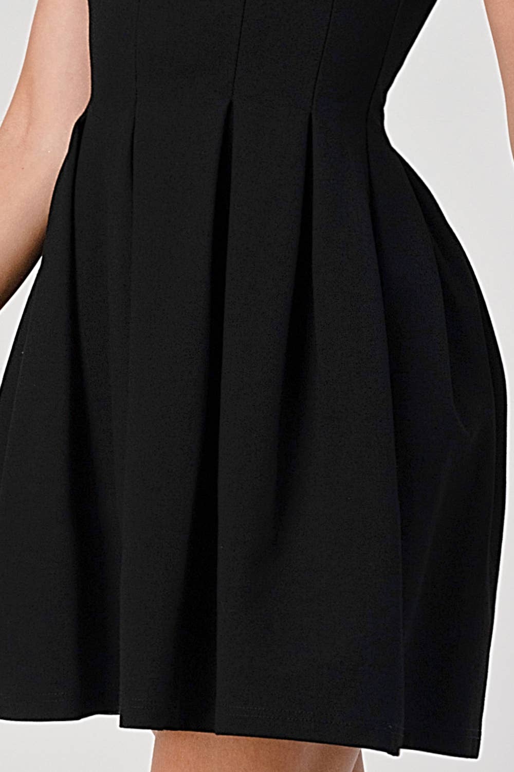 NERO Abito plissettato con dettaglio micro-catena in vendita all'ingrosso su Faire2