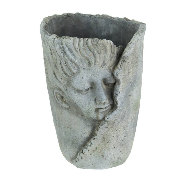 Fortryllende betonkrukke med barns ansigt omviklet af blad for engroshandel hos Zeckos