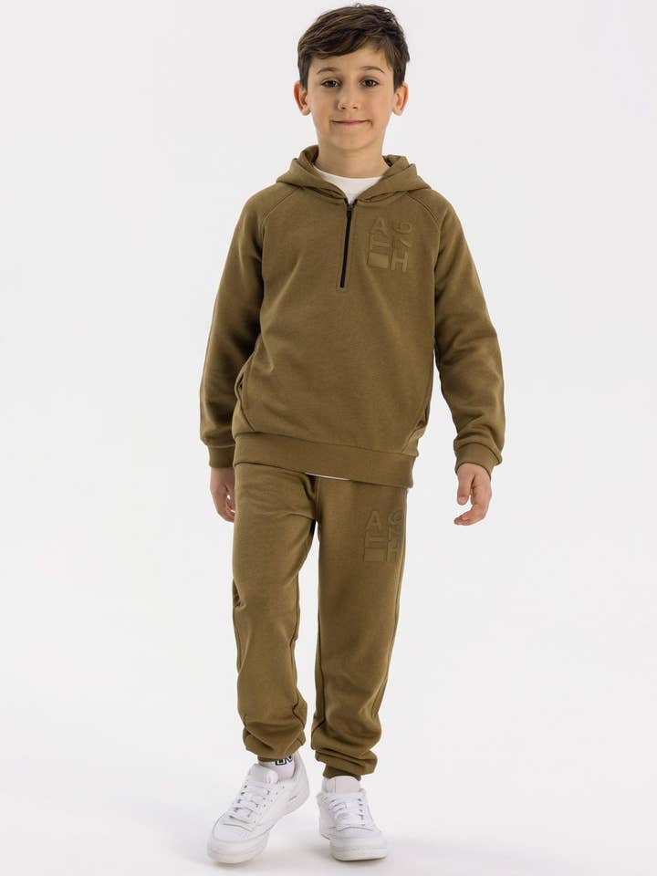 Conjunto de sudadera con capucha y pantalones de chándal para niños, media cremallera, marrón, 3-14 años para venta al por mayor de Minoti sp. z o.o.