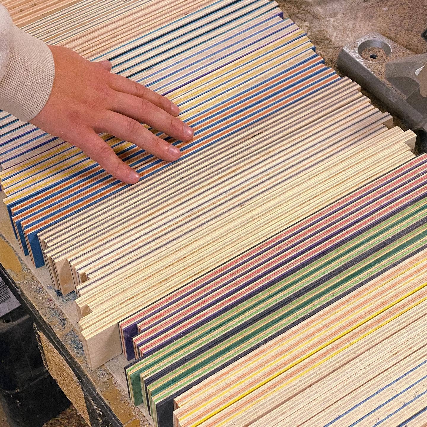 Skate4create – Engroshandel Perlearmbånd – Blåt armbånd i træ lavet af genbrugte skateboard - unisex6