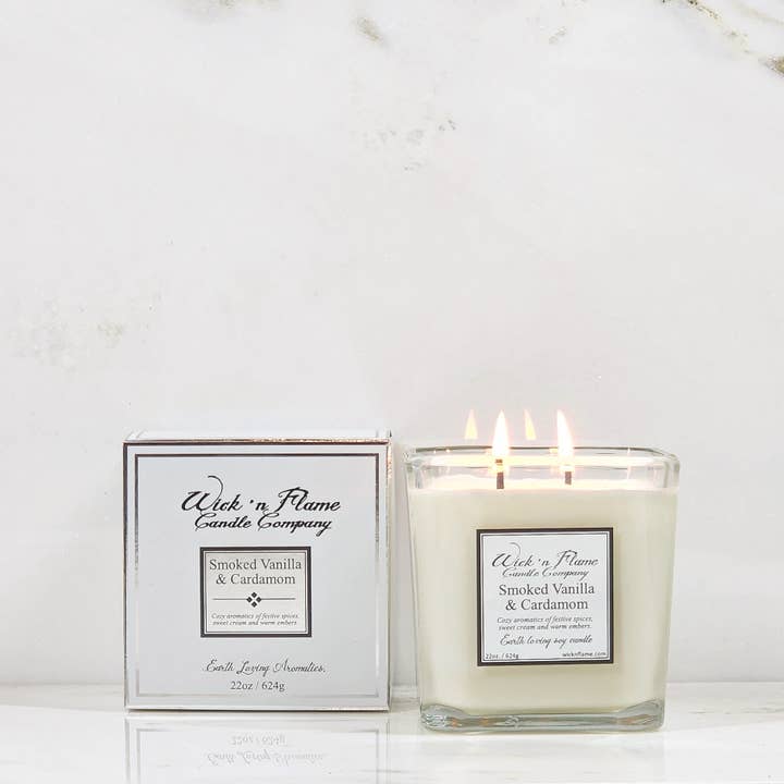 Cubo da 22 once di vaniglia affumicata e cardamomo per la vendita all'ingrosso da parte di Wick 'n Flame Candle Company