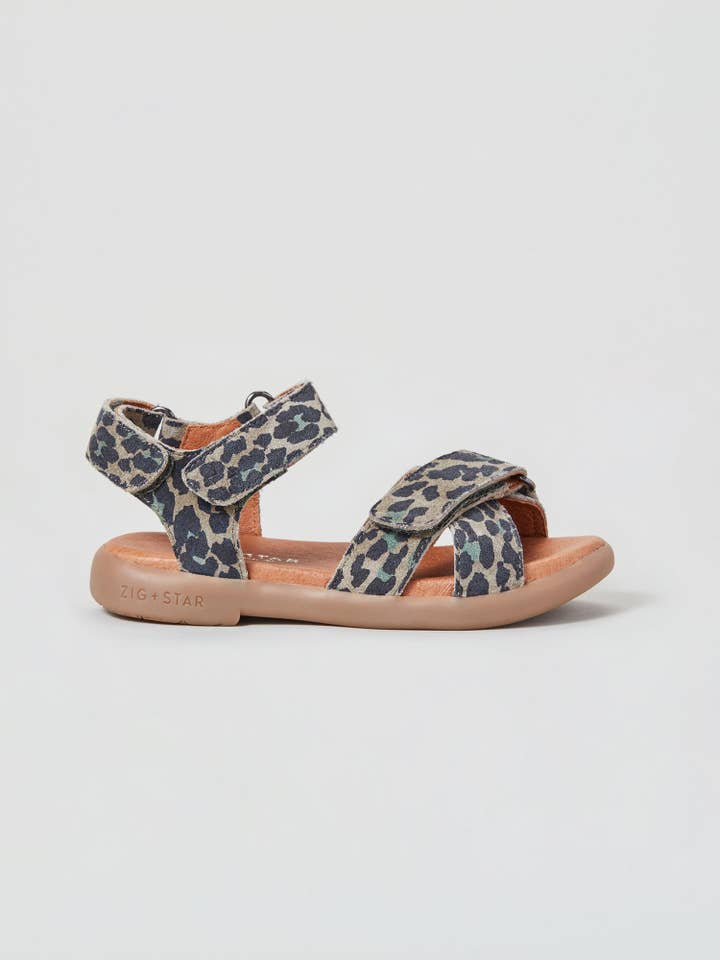 Sandale à bretelles croisées Rae pour bébé kaki Camo Animal pour la vente par ZIG+STAR