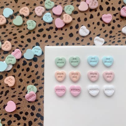 Alla hjärtans konversation hjärta Stud örhängen för wholesale av Honey Dijon