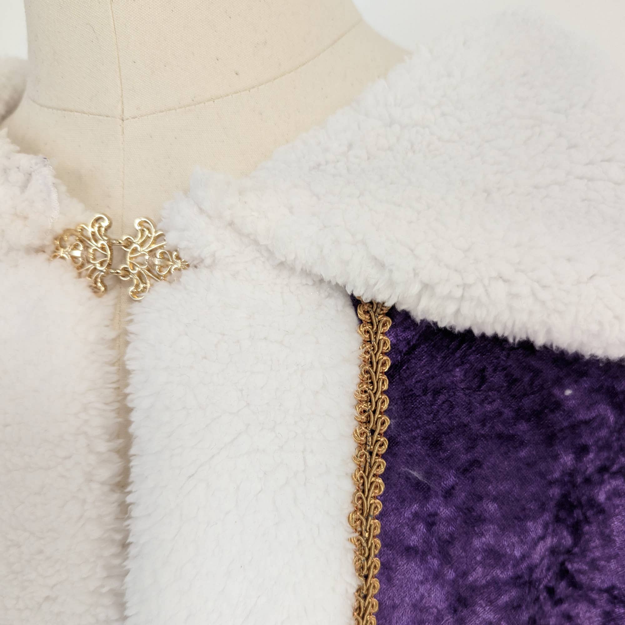 everfan – wholesale Dräkt - Vuxen – Vuxen Royal King Queen Cloak med plyschkant och metalllås6